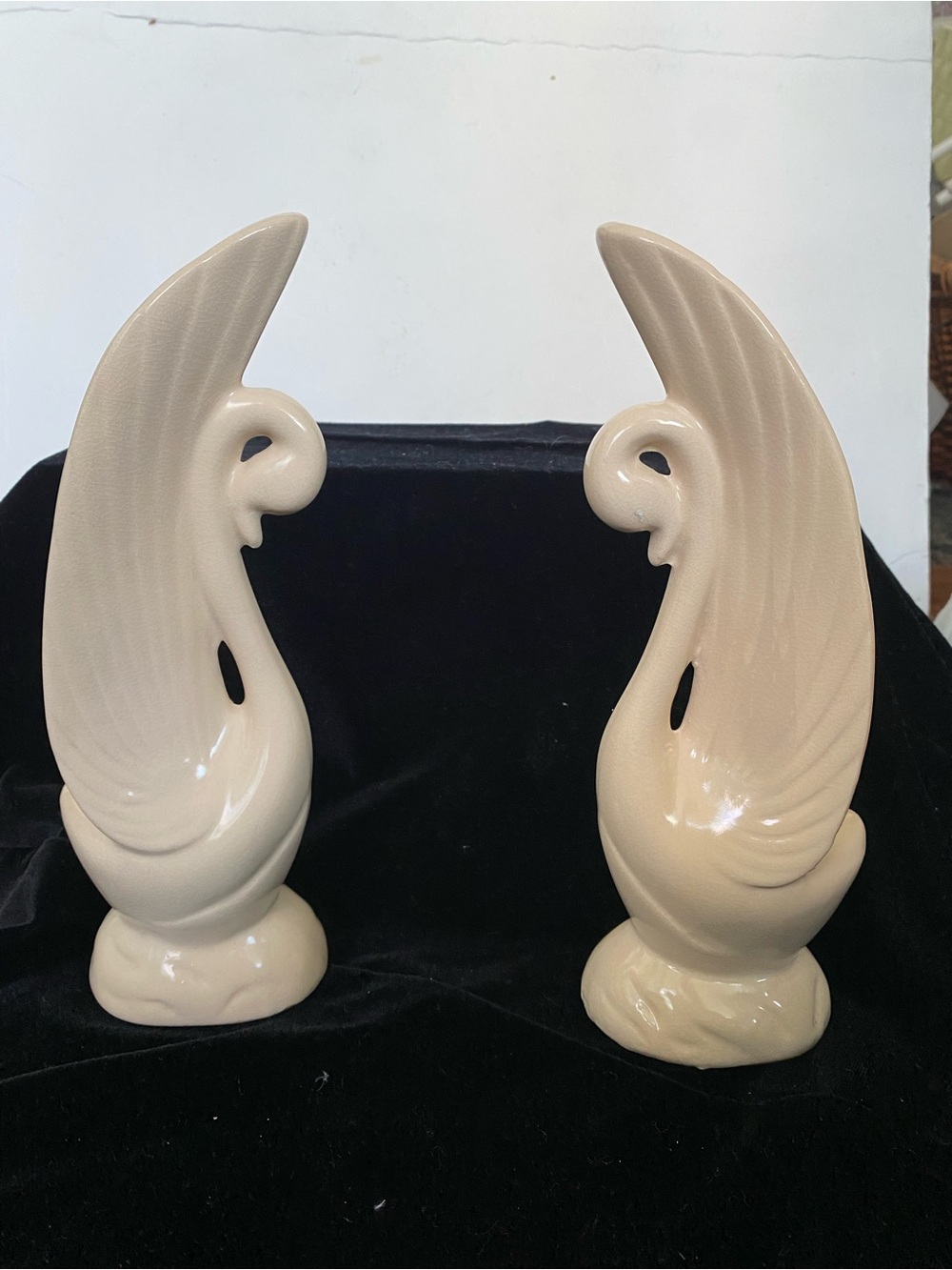 Vintage Ivory colour swan decor